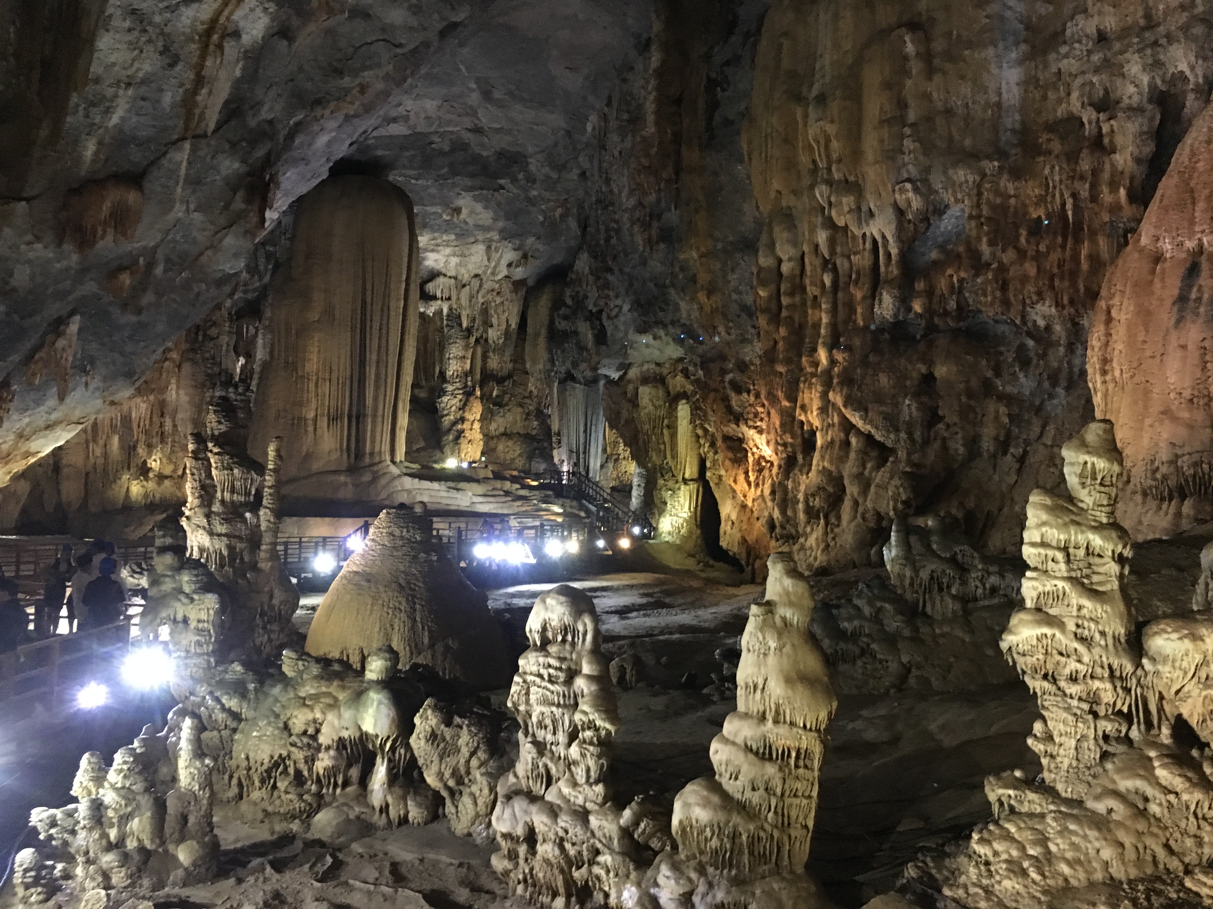 Private tour to Paradise cave and Vinh Moc tunnel in 1 day from Hue city