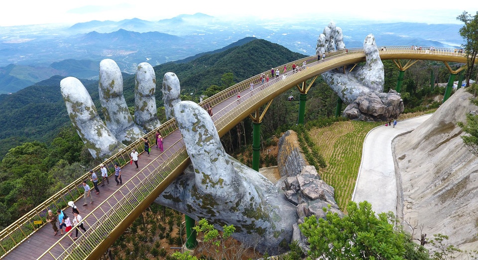 Dong Hoi Phong Nha Paradise cave DMZ Hue Da Nang